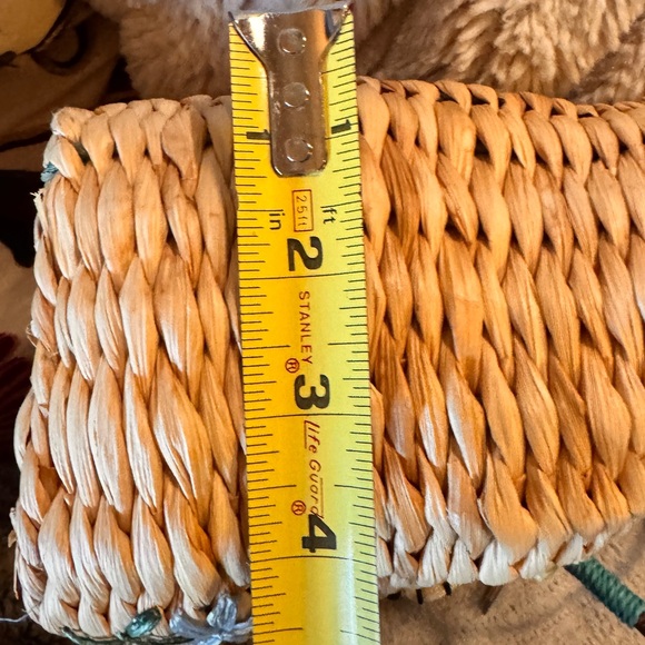 Straw Handbag w/ Bees & Flowers, One Button Closure, interior cotton lining - Picture 8 of 10